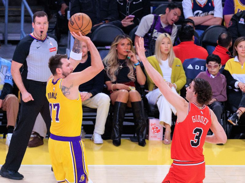 Dončićeve trojke dežujejo, kritiki v mišjih luknjah – glejte, kaj dela Luka