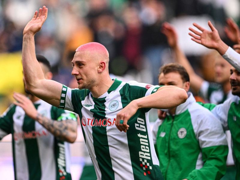 Slovenec zadel, kmalu zatem trener igralce nagnal v slačilnico (video)