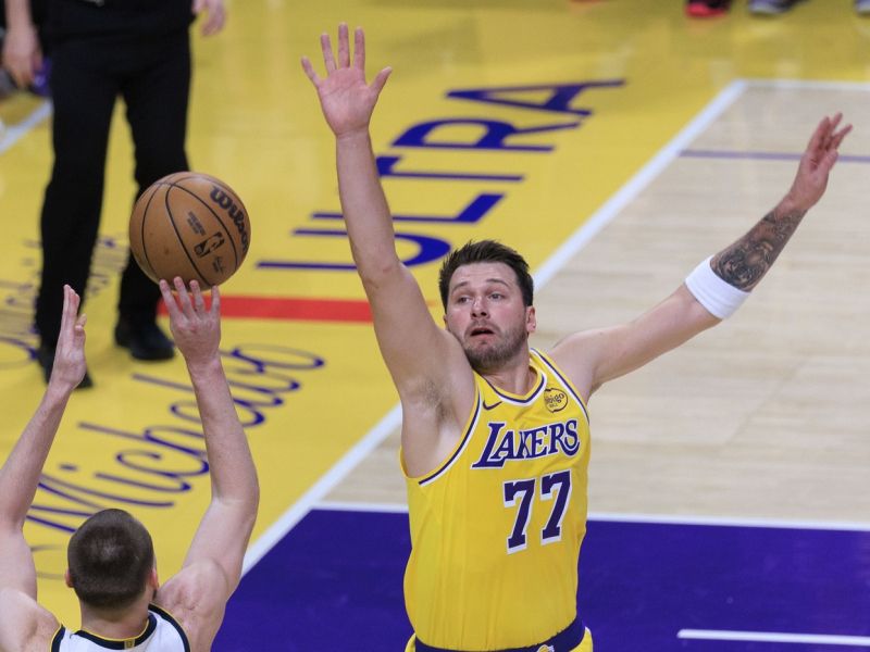 Epski prizori po Dončićevem metu za zmago, soigralci tako nad njega