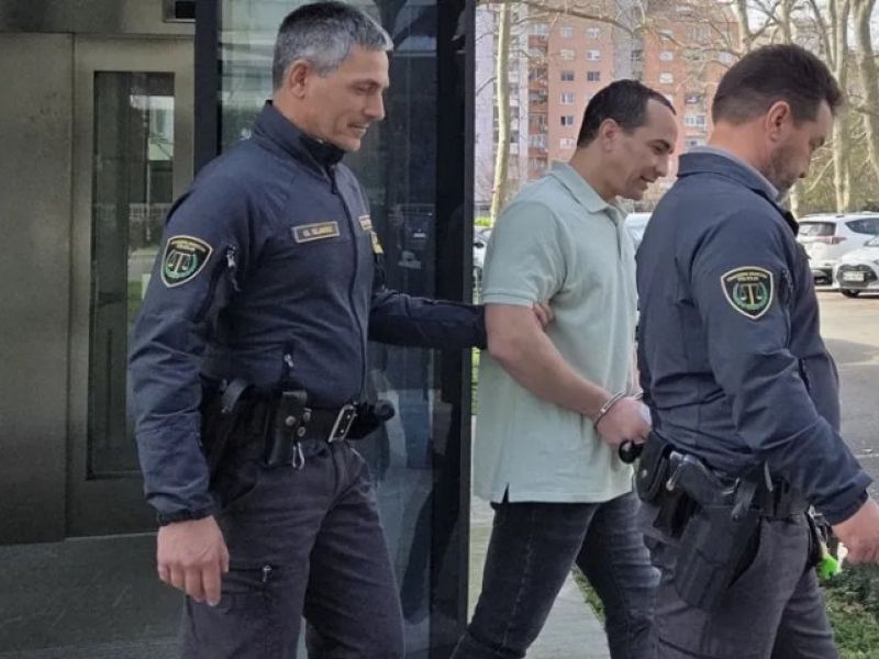 Najstnika zvlekel na samo in ga s spuščenimi hlačami silil, da ga zadovolji