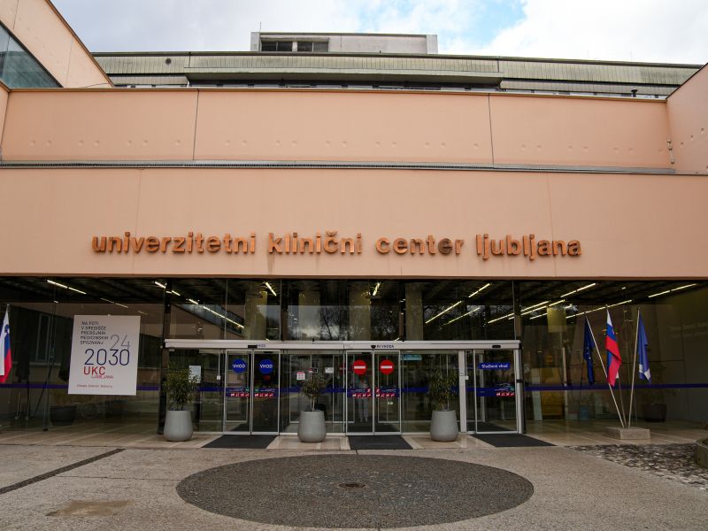 Število pacientov narašča zaradi vročine: UKC Ljubljana širi kapacitete