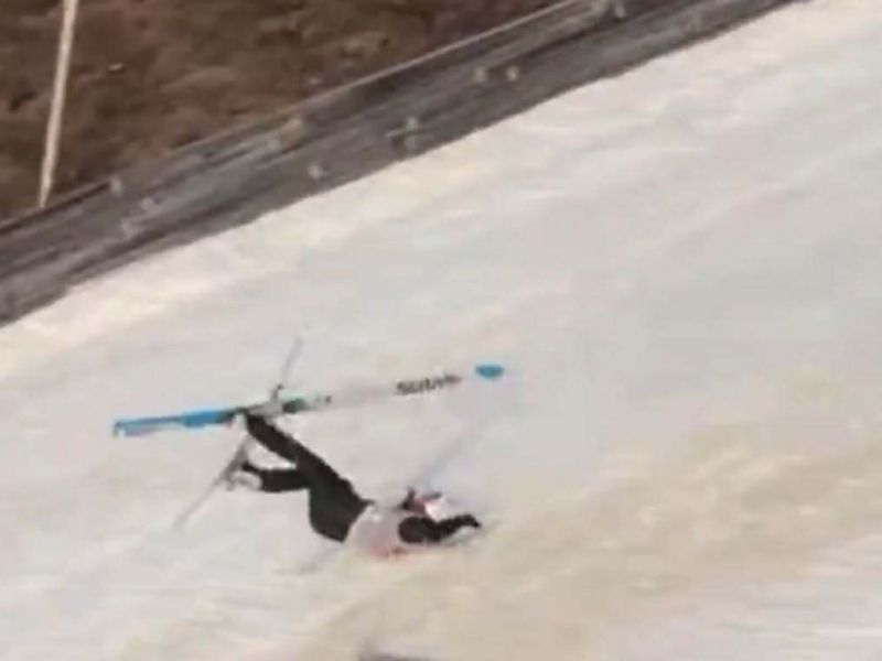 To so posledice grozljivega padca v Vikersundu - z nesrečnikom takole