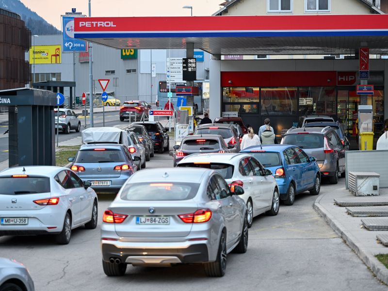 Kje je gorivo? Slovenci v vrstah pred bencinskimi servisi: Kateri ga imajo?