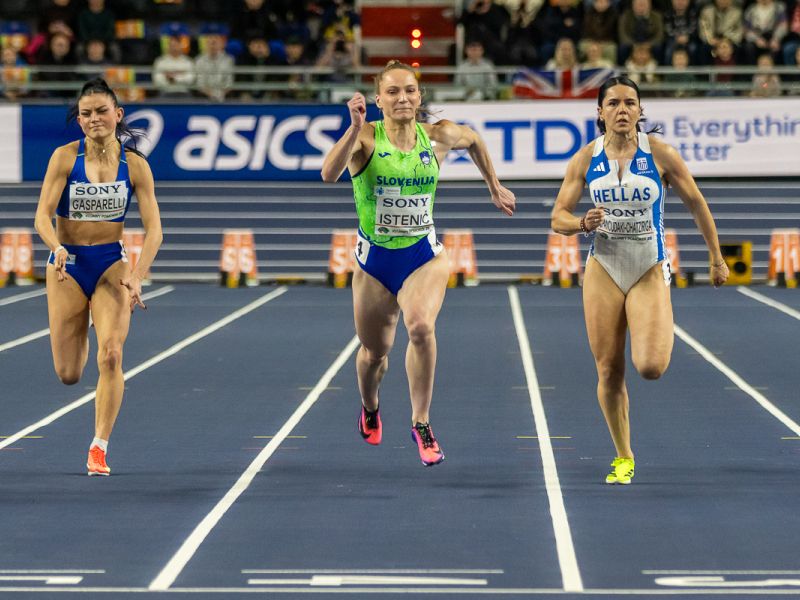 Slovenka, ki teče z medicinsko napravo na roki in koroška bombica