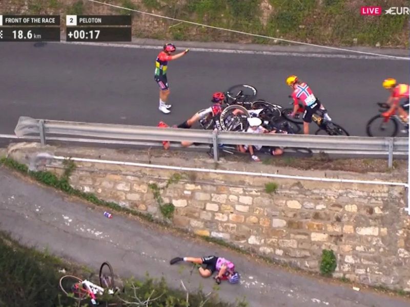 Grozljiv padec pred Pogačarjevim šovom, to je bil pravi masaker