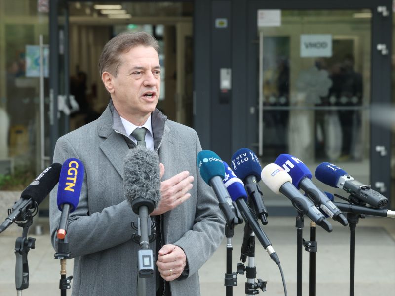 Golob pred dilemo: Levica ali Demokrati