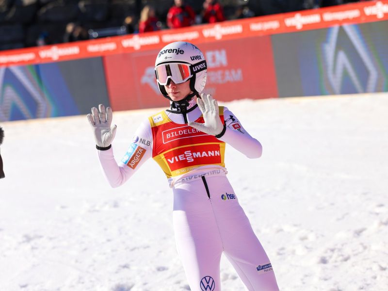 Nika Prevc le pol metra do svetovnega rekorda