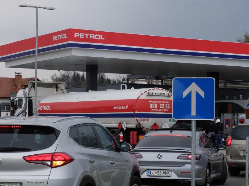 Petrolu dobiček strmoglavil za 73 odstotkov