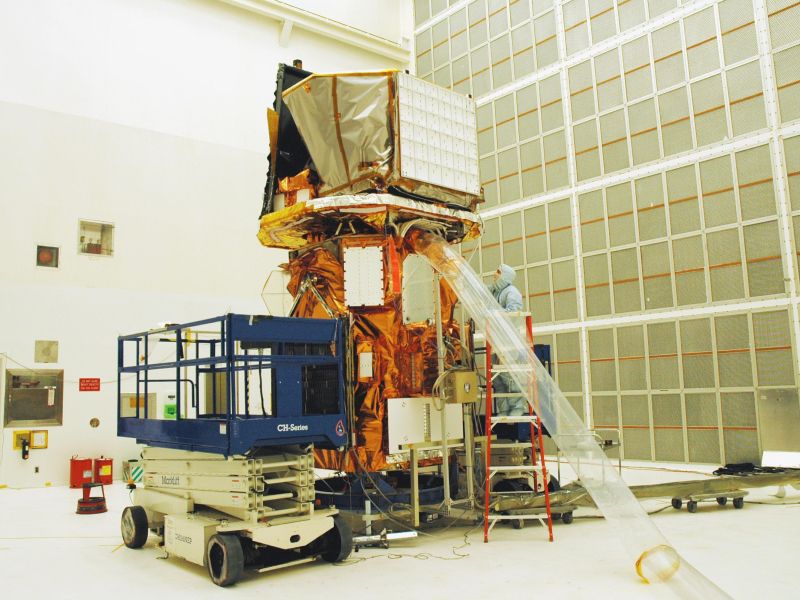 Bitka s časom: Bo znanstvenikom uspelo rešiti satelit pred padcem na Zemljo