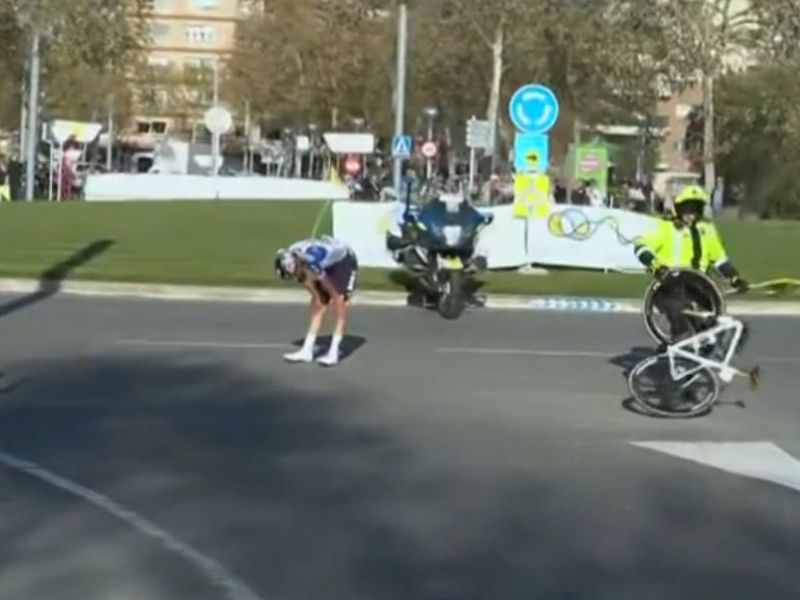 Hud padec Pogačarjevega tekmeca. Obležal, Jonas pa ga je kar počakal