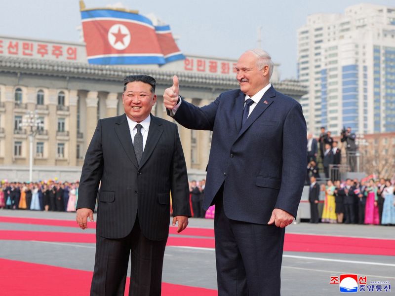 Lukašenko obdaril Kima s puško, vodko, čokolado in rženim kruhom (video)