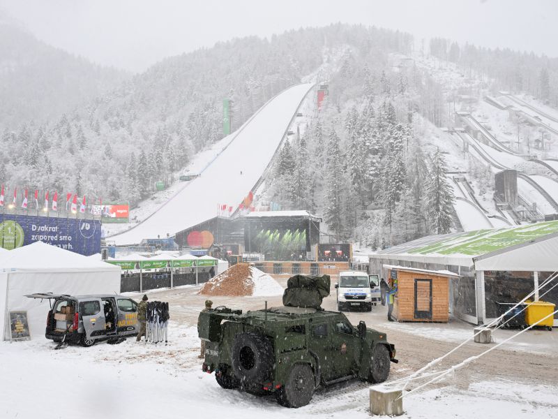 Četrtkov spored v Planici visi na nitki: Žirija po dveh padcih sporoča ...