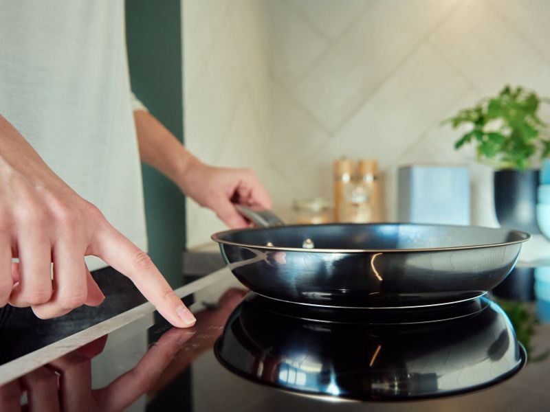 Ali indukcija res zviša račun za elektriko? Resnica vas bo presenetila