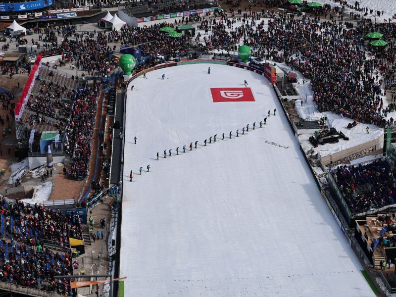 Vstopnic ni več: Sobota v Planici prinaša spektakel