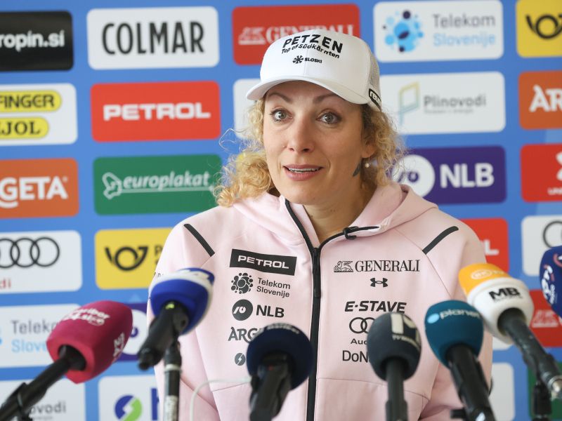 Ilka zažgala na rdeči preprogi, takole razkrila noge in dekolte