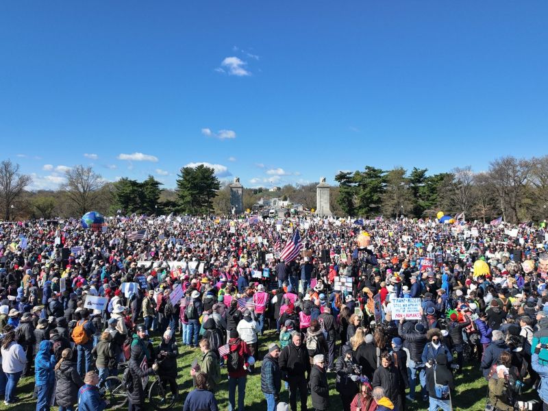 V ZDA milijoni na ulice, Trumpa lahko skrbi, kaj se dogaja na podeželju