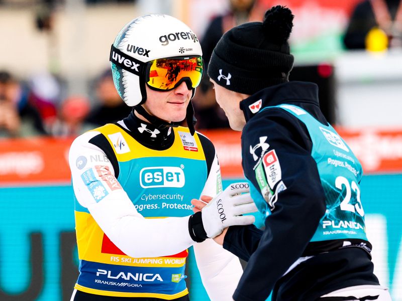 Domen Prevc spet v težavah, Slovenija pa ostaja v igri: spektakel v Planici