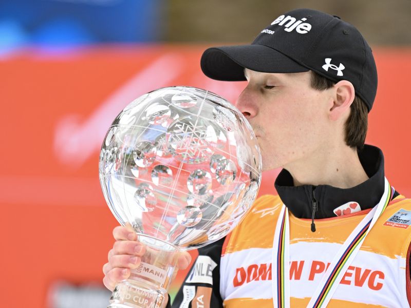 Prizor Domna z mlajšo sestro zadane v srce – takole mu je skočila v objem