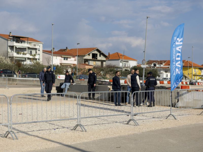 Groza pri sosedih - avto med gledalce, poškodovan tudi 8-mesečni dojenček