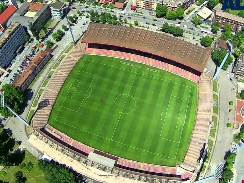 10 tisoč za sedež, 500 za balkon stolpnice, gostje pa z gnusom o stadionu