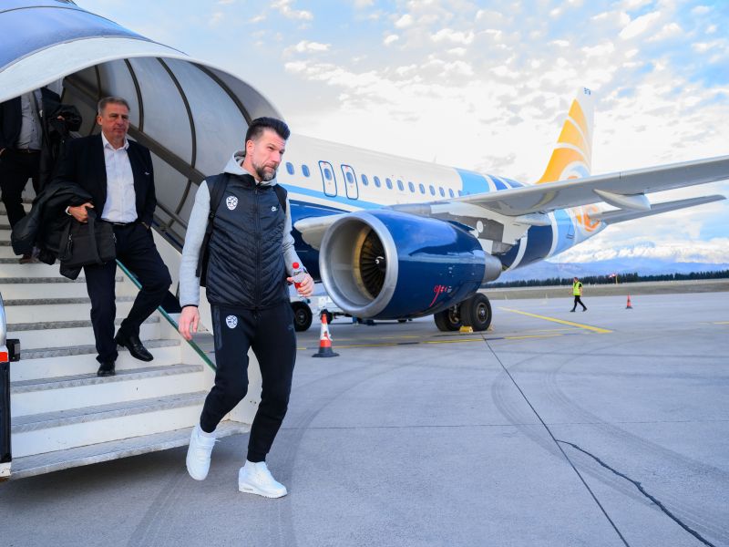 S Slovenci na letalu za Črno goro tudi ta velikan, prizor razkriva vse