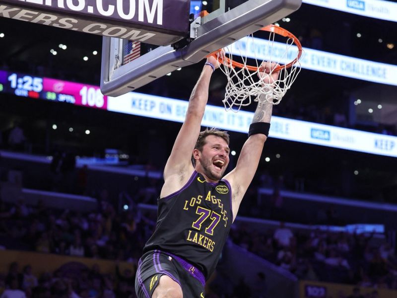 Dončićevo zabijanje poskrbelo za eksplozijo, LeBronova reakcija zmaga