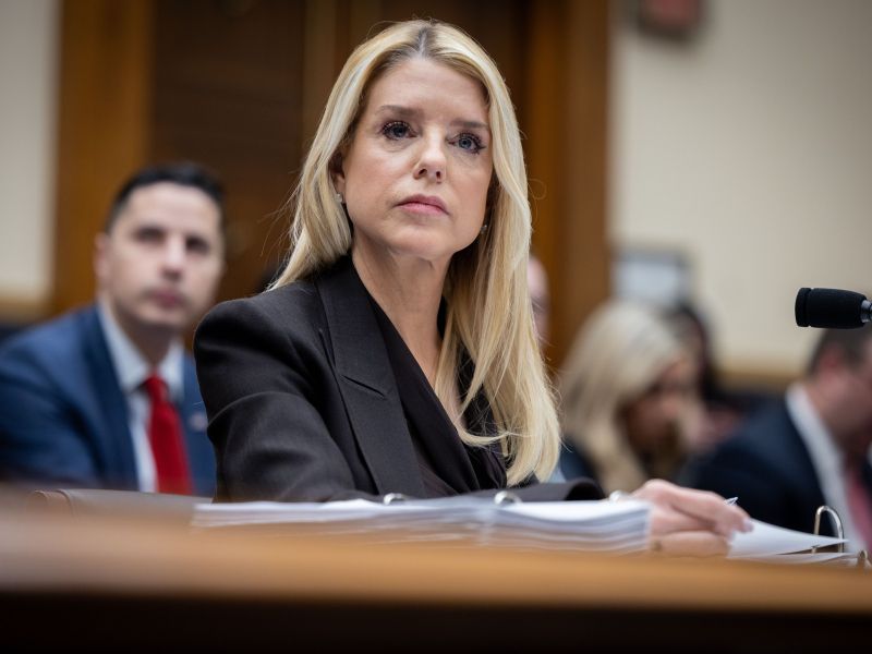 Trump odpustil razvpito pravosodno ministrico Pam Bondi