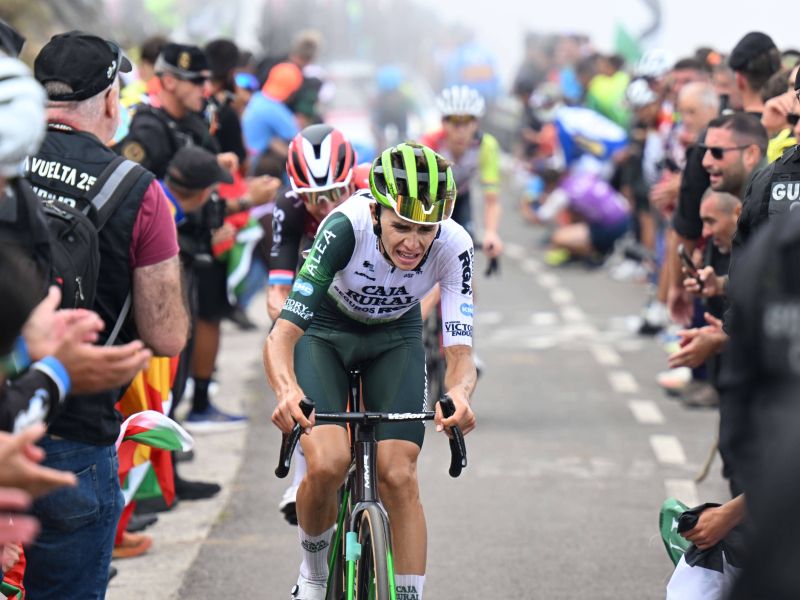 Mladi kolesar v smrtni nevarnosti po grozljivem padcu, tu so podrobnosti