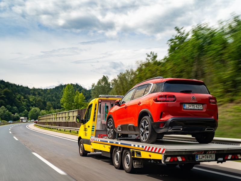 Odvoz vozil na avtocesti po novem: Kako morajo ravnati vozniki