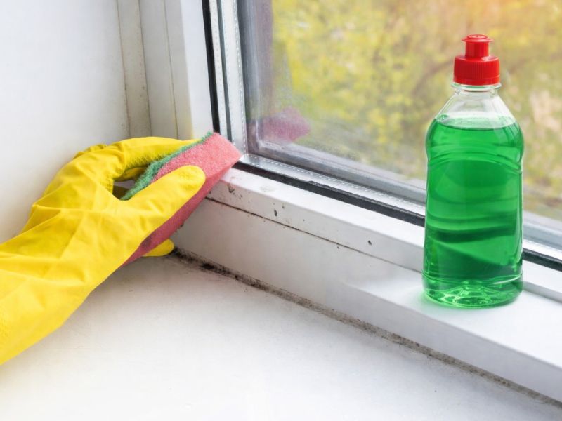 Ta trik očisti PVC okna v nekaj minutah
