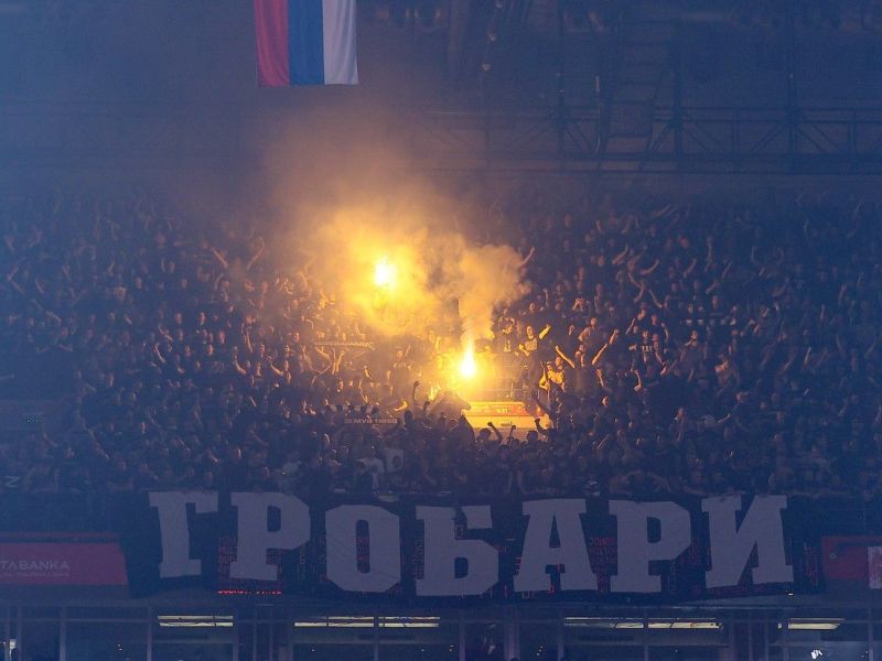 Kaos na beograjskem derbiju – starši z otroki bežali iz Arene (video)