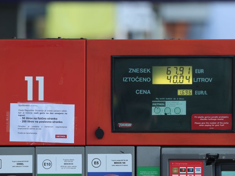 Nafta se ceni, gorivo pa bi se lahko v torek podražilo. Tukaj je zakaj
