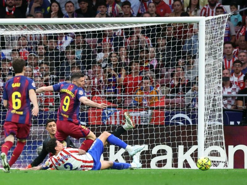 Lewandowski odločil derbi v Madridu, Barca +7 pred Realom