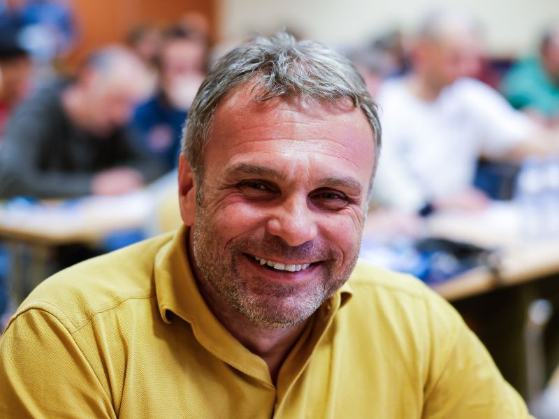 Pavlek ukradel 30 milijonov, a ni imel dovolj. Noro, koga je poklical