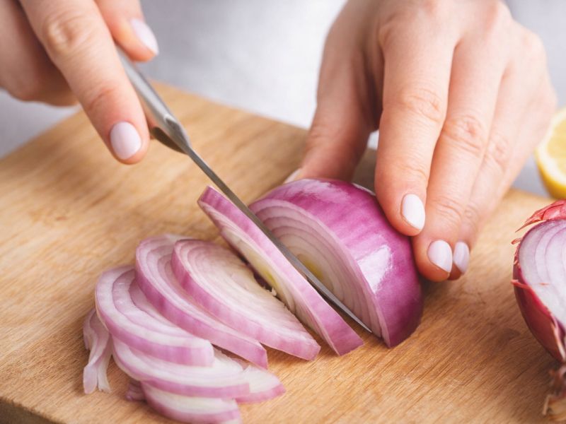Vas moti vonj po čebuli? Ta trik deluje takoj