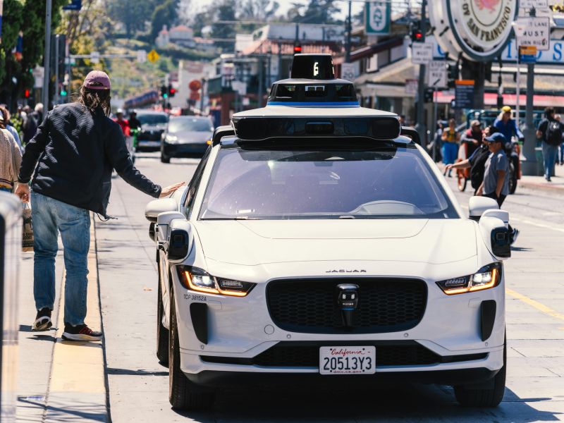 Umetna inteligenca že vozi z nami. Pa si to sploh želimo?