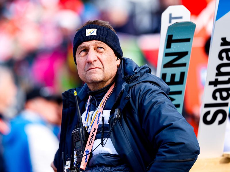 Pertile nagnal ven novinarja - kaj se dogaja na najpomembnejšem sestanku?