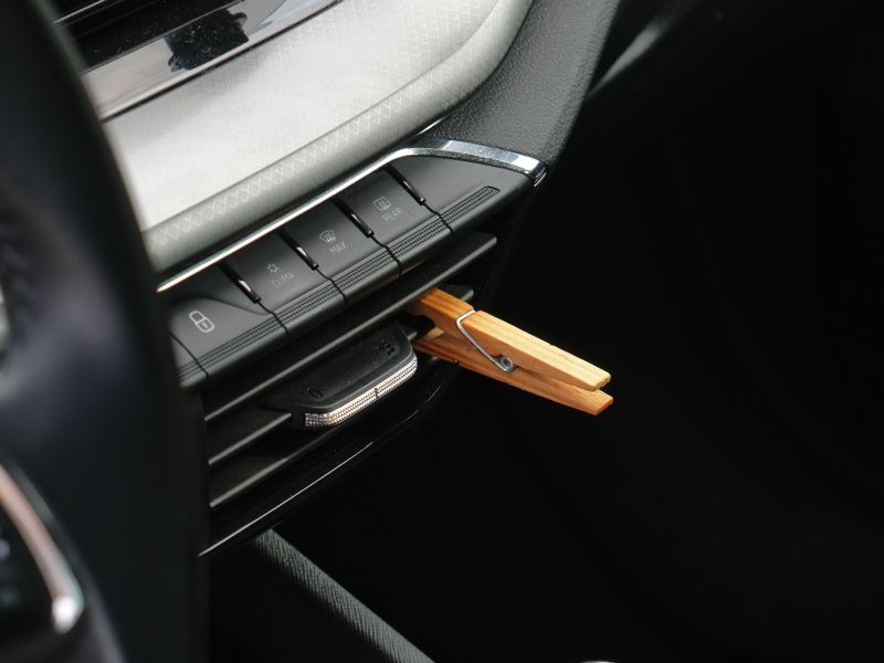 Dajte ščipalko v avto – učinek vas bo presenetil