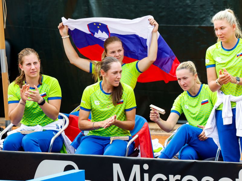 Slovenska zastava je padla, a jo je Veronika dvignila in spet plapola