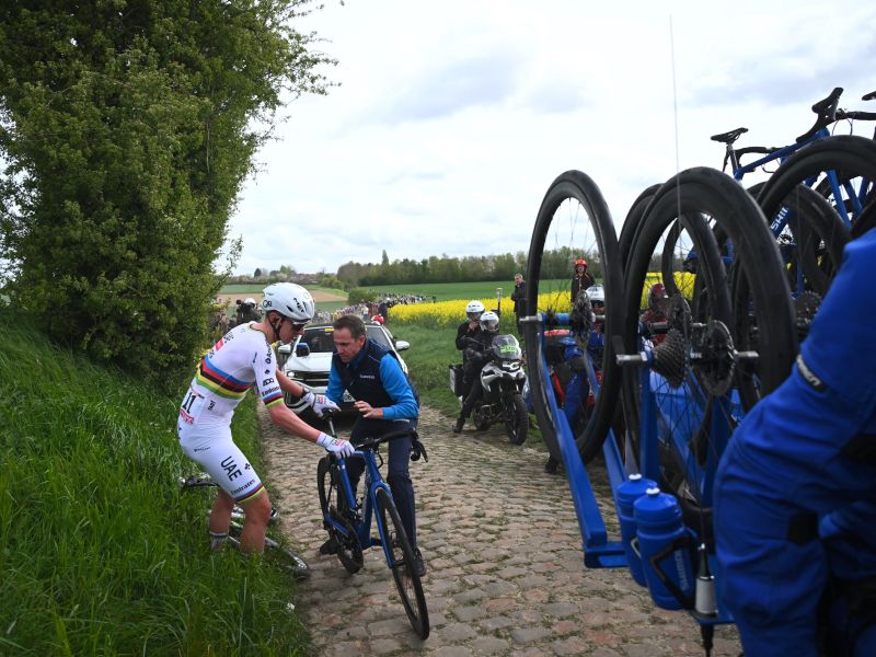 Kazen za Pogačarja? Slovencu in Emiratom očitajo nelegalno početje