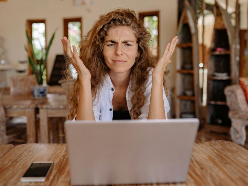 Z AI bi morali delati hitreje – pa delamo dlje. Zakaj?