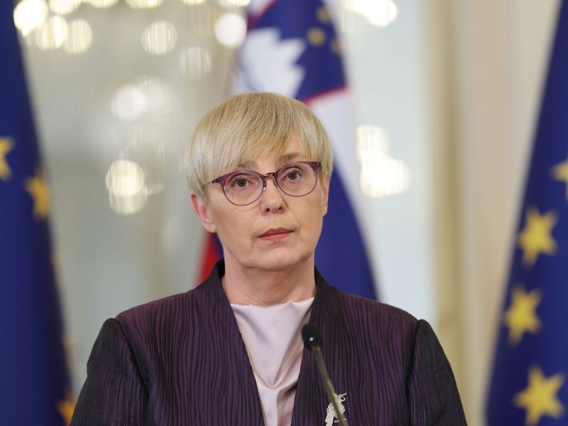 Selitev veleposlaništva mora odobriti predsednica