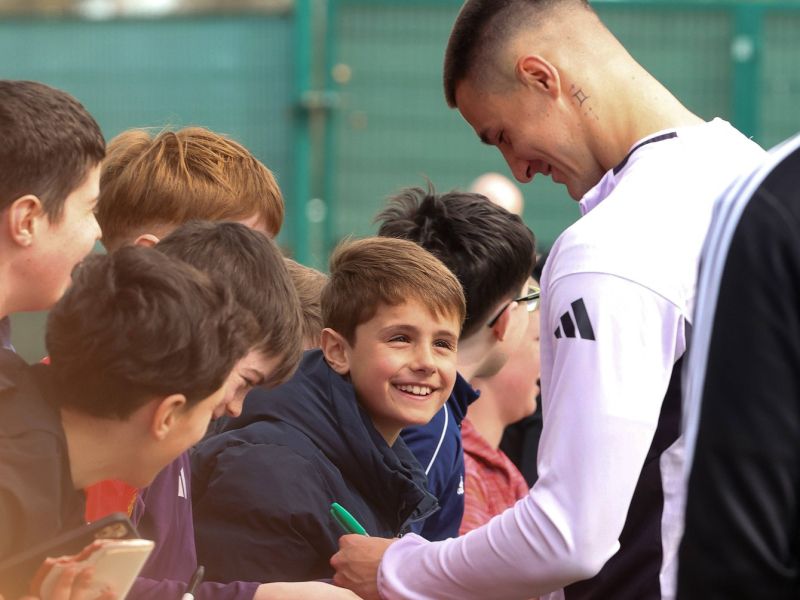 Šeško iz Manchestra poslal pošiljko slovenskemu klubu – odziv pove vse