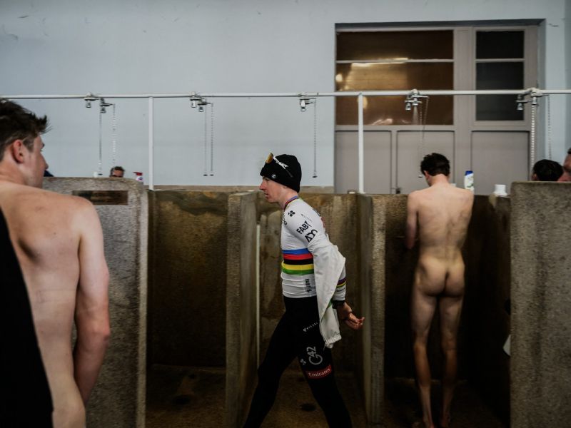 Pogačar šel pod tuš, obkolili so ga fotografi, fotke se širijo kot požar