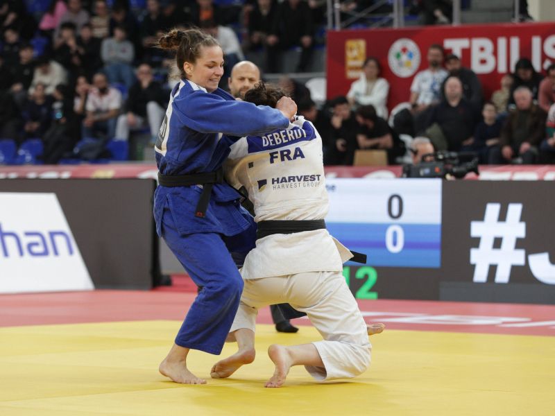 Kaja Kajzer za las ob kolajno tudi s poškodovano ramo