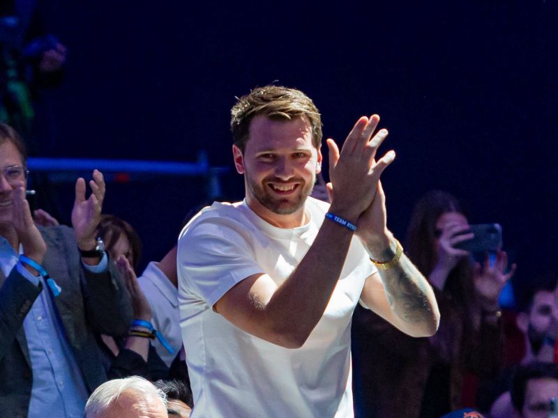 Dončić poskušal tole naučiti otroke, a jih je nasmejal - video je hit