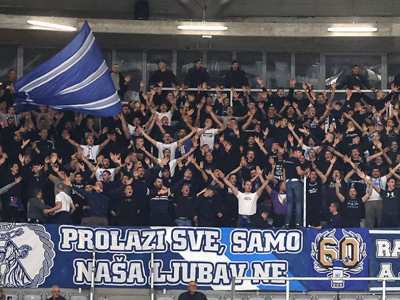 Hrvaške navijače zaustavila slovenska policija, vroče v Novem mestu (foto)