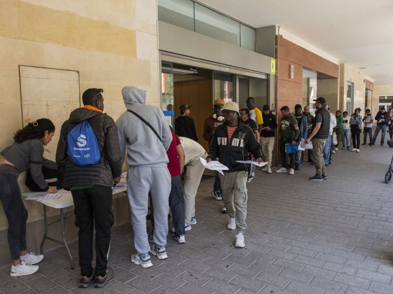 Španija legalizira migrante: Več sto tisoč lahko dobi dovoljenje za bivanje