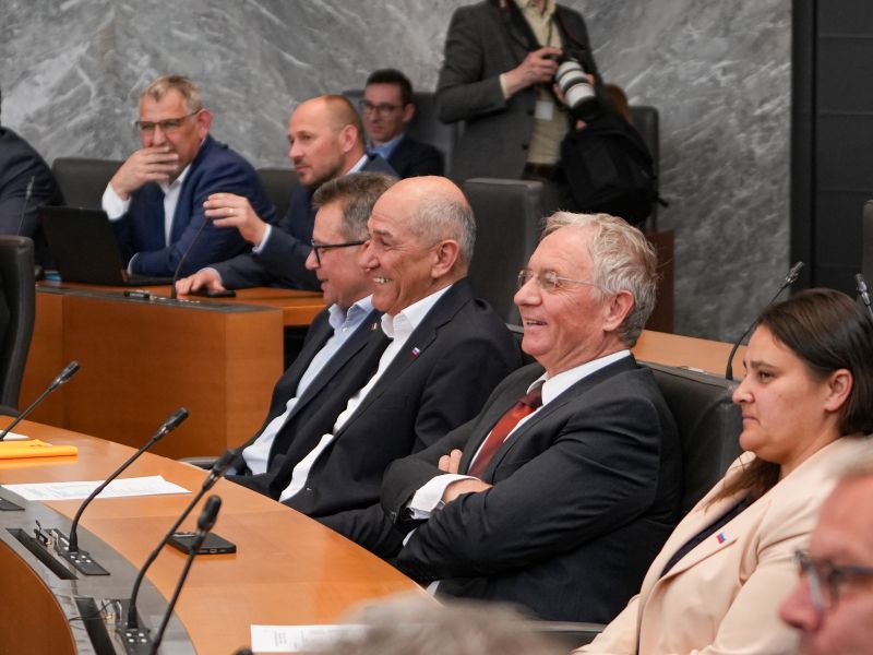 Desna koalicija v nastajanju ob burnem dogajanju preskočila prve...