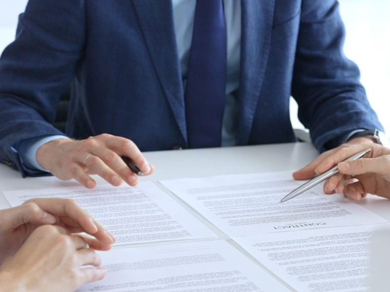 Znani ljubljanski odvetnik ostal brez licence, saj naj bi zaračunal preveč